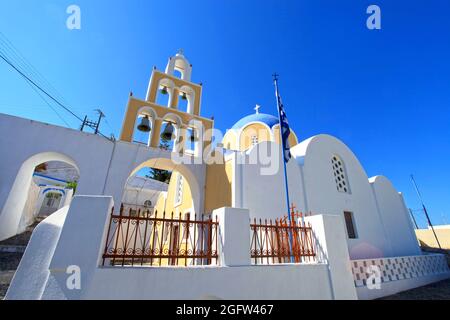 Una chiesa a cupola blu greca nel villaggio di Vothonas a Santorini, Grecia. Foto Stock