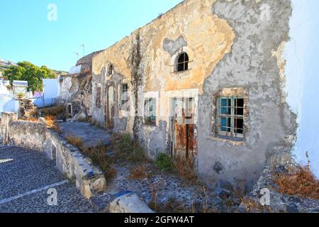 Case abbandonate nel villaggio di Vothonas a Santorini, Grecia. Foto Stock