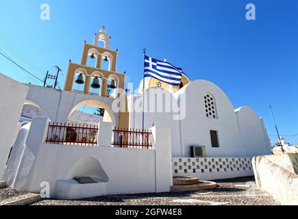 Una chiesa a cupola blu greca nel villaggio di Vothonas a Santorini, Grecia. Foto Stock