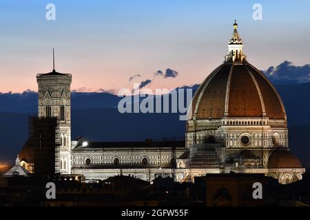 Splendida vista notturna della Cattedrale di Santa Maria del Fiore a Firenze vista da Piazzale Michelangelo. Italia Foto Stock