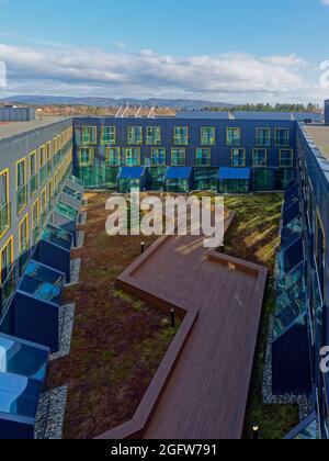 Il cortile interno e il giardino dello Scandic Flesland Airport Hotel a Bergen abbandonato a causa della crisi Covid. Foto Stock