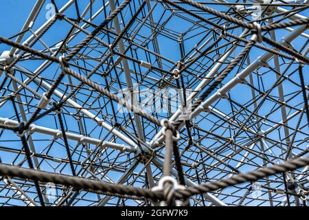 Klettergerüst, Kletterpiramide, Symbolbild Netzwerk, Vernetzung, Knotenpunkt, Verknüpfung, Foto Stock