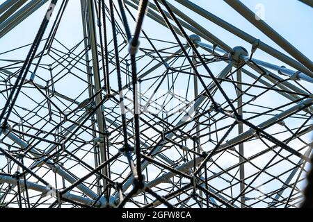 Klettergerüst, Kletterpiramide, Symbolbild Netzwerk, Vernetzung, Knotenpunkt, Verknüpfung, Foto Stock