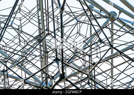 Klettergerüst, Kletterpiramide, Symbolbild Netzwerk, Vernetzung, Knotenpunkt, Verknüpfung, Foto Stock