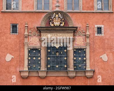 Kriz House edificio sul vecchio municipio o Staromestska Radnice a Praga, Repubblica Ceca con l'iscrizione 'Praga Caput Regni' - 'Praga, la capitale Foto Stock