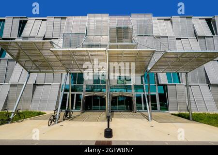 New Mechanics Hall - ME edificio progettato da Dominique Perrault Architecture, Campus of EPFL Ecole Polytechnique Fédérale de Lausanne, Vaud Canton, SW Foto Stock