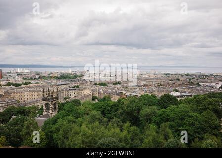Vista sulla città di Edimburgo dalla cima di Calton Hill guardando verso Fife attraverso il Forth Estuary. Foto Stock