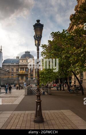 Vista della lanterna tradizionale e bella nel centro di Parigi, Francia Foto Stock