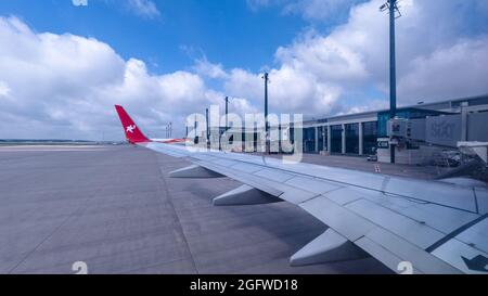 Schönefeld, Germania - 11 agosto 2021 - Vista dalla finestra del velivolo al campo d'aviazione dell'aeroporto di Berlino Brandeburgo Foto Stock