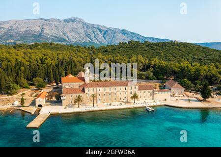 Veduta aerea del monastero francescano sull'isola di Badija vicino a Korcula, Mare Adriatico, Croazia Foto Stock