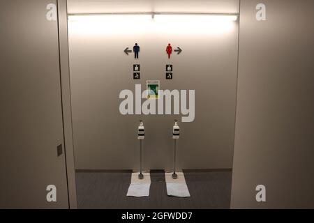 Tokio, Giappone. 27 ago 2021. Paralimpiadi: Para-Swimming, presso il Tokyo Aquatics Center. Ci sono distributori di disinfezione nei bagni per uomini e donne presso lo stadio di nuoto. Credit: Karl-Josef Hildenbrand/dpa/Alamy Live News Foto Stock