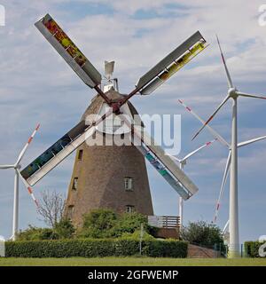 Museo mulino a vento a Breberer, Selfkant-Muehlenstrasse con ruote a vento, Germania, Renania settentrionale-Vestfalia, basso Reno, Gangelt Foto Stock