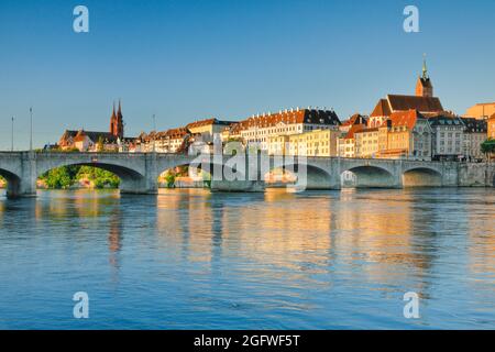 Città vecchia di Basilea con Basilea Minster, Chiesa Martin e il Ponte di mezzo sul Reno, Svizzera, Bale Foto Stock