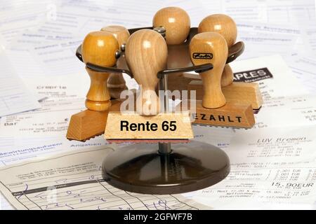 Portamonete con timbro con scritta Rente mit 65, pensione con 65 anni, Germania Foto Stock