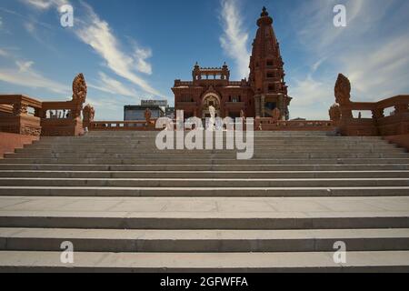 Baron Empain Palace (le Palais Hindou) al Cairo, Egitto esterno luce del giorno girato mostrando l'architettura unica del palazzo con i visitatori a piedi Foto Stock