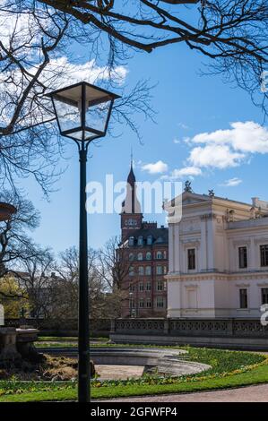 Edifici e parco nel centro di Lund Svezia all'inizio della primavera Foto Stock