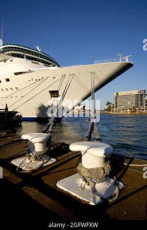 Nave da crociera a Darling Harbour, Opera House sullo sfondo, Australia, Sydney Foto Stock