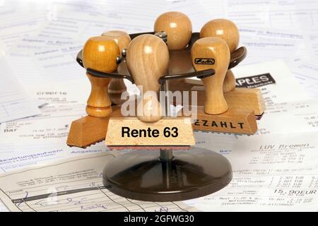 Portamonete con timbro con scritta Rente mit 63, pensione con 63 anni, Germania Foto Stock