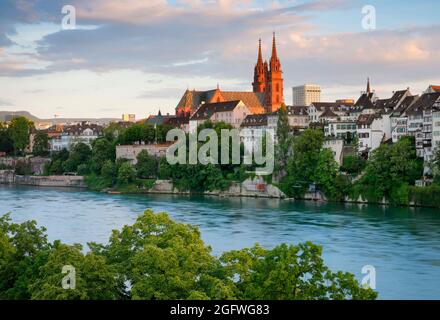 Basilea Minster nel centro storico e il Reno color turchese nella parte anteriore, Svizzera, Bale Foto Stock