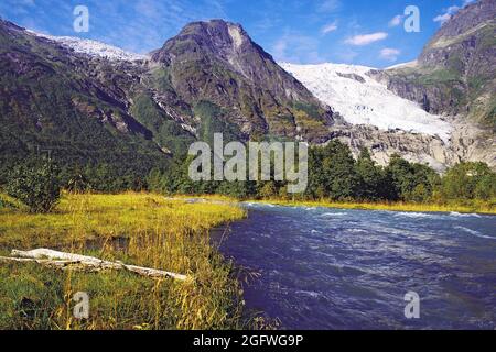 Il ghiacciaio di Boyabreen si trova a picco tra due cime rocciose e il fiume Boyabreen, la regione di Jostedal, la Norvegia, il Parco Nazionale di Jostedalsbreen, Boyabreen Foto Stock