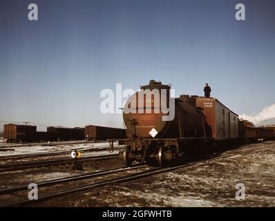 US, le ferrovie americane in colore 1939 proviso iarda Chicago, un taglio, cioè una sezione di un treno che è spinto alla gobba Foto Stock