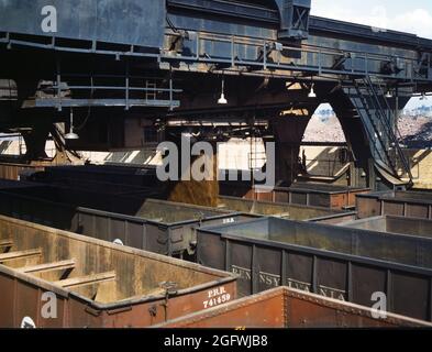 US, ferrovie americane in colore 1939 carico minerale al Dockd della Pennsylvania Foto Stock