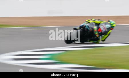 Valentino Rossi di Yamaha durante la giornata di prove Monster Energy British Grand Prix MotoGP a Silverstone, Towcester. Data foto: Venerdì 27 agosto 2021. Foto Stock