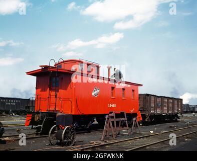 US, ferrovie americane in colore 1939 mettendo i ritocchi di finitura su un caboose appena riparato, cantiere proviso Foto Stock