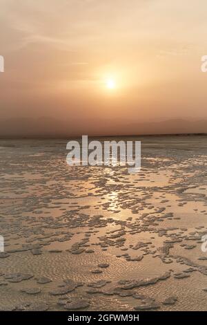 Danakil Depression lago salato e miniere nella regione Afar dell'Etiopia, conosciuta come uno dei luoghi più caldi della terra. Foto Stock