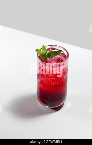 Mocktail estivo al ribes nero. Bacche non alcol bere Foto Stock