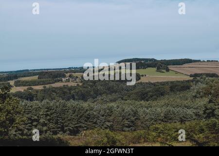 Vista mozzafiato dei campi e delle foreste nella campagna britannica Foto Stock