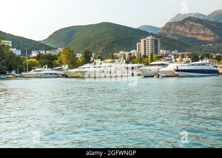 Budva, Montenegro - 22 agosto 2017: Il molo per barche a vela e barche che si affacciano sulle montagne e sulla costa. Foto Stock