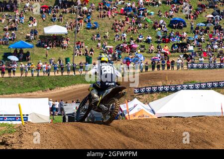 Millville, MN/USA - 17 luglio 2021: Il pilota di motocross scende in ripida collina a Spring Creek National. Foto Stock