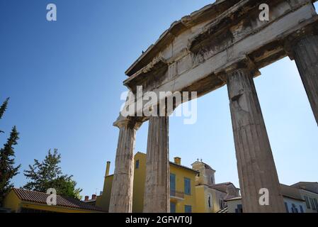 Foto vintage da cartolina della porta di Athena Archegetis un antico monumento storico con quattro colonne doriche e una base tutta di marmo pentelico in Grecia. Foto Stock