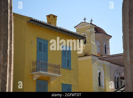 Vista panoramica di Panaghia Grigoroussa e Aghioi Taxiarhes una chiesa bizantina del XII secolo e tesoro archeologico in Plaka Atene Grecia. Foto Stock