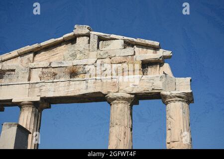 Foto vintage da cartolina della porta di Athena Archegetis un antico monumento storico con quattro colonne doriche e una base tutta di marmo pentelico in Grecia. Foto Stock