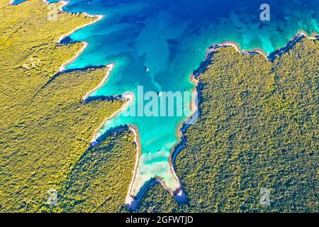 Bella baia di vela e turchese spiaggia vista aerea, Meli baia a Punta Kriza sull'isola di Cres, Croazia Foto Stock
