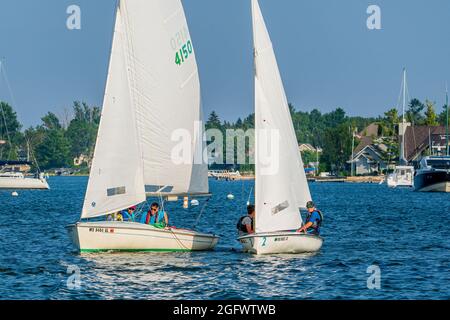 Lo Sturgeon Bay Yacht Club organizza corse in barca a vela ogni giovedì sera da maggio a ottobre, nel canale tra il lago Michigan e Green Bay. Foto Stock