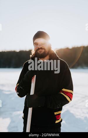 Uomo in piedi sul lago ghiacciato Foto Stock