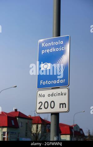 POZNAN, POLONIA - 23 febbraio 2015: Un cartello sul post di avvertimento per il controllo della velocità in polacco, Poznan, Polonia Foto Stock