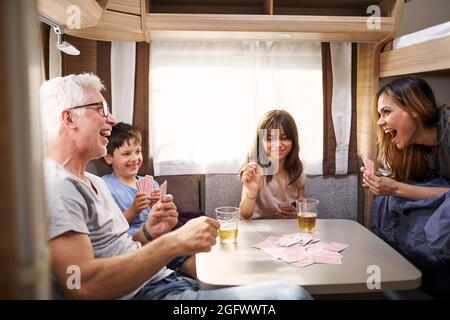 Carte da gioco per la famiglia in camper Foto Stock