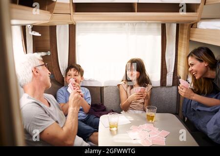 Carte da gioco per la famiglia in camper Foto Stock