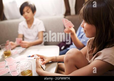 Ragazza che gioca carte in camper furgone Foto Stock