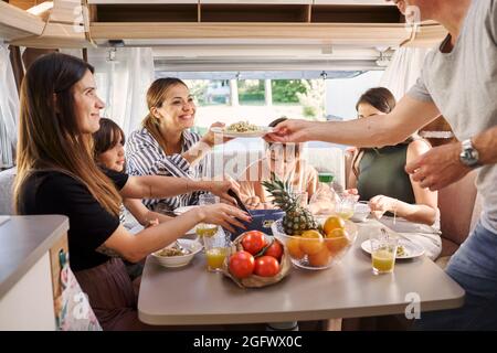 Famiglia che mangiano in camper van Foto Stock