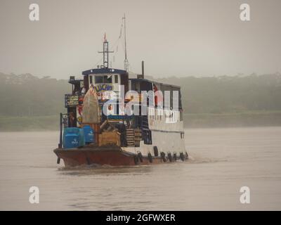 Caballococha, Perù - Sep, 2019: Vista panoramica dei traghetti sulla riva del Rio delle Amazzoni durante il mare a bassa acqua. Sud America. Foto Stock