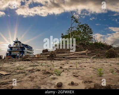 Caballococha, Perù - Sep, 2019: Vista panoramica dei traghetti sulla riva del Rio delle Amazzoni durante il mare a bassa acqua. Sud America. Foto Stock