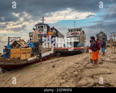 Caballococha, Perù - Sep, 2019: Vista panoramica dei traghetti sulla riva del Rio delle Amazzoni durante il mare a bassa acqua. Sud America. Foto Stock