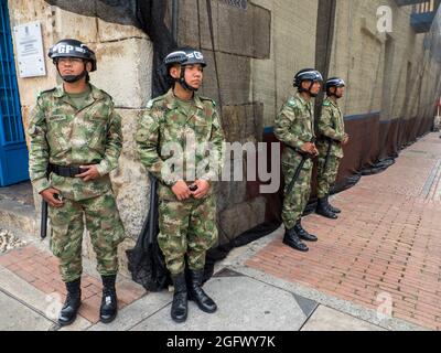 Bogota, Colombia - Nov, 2019: Polizia armata di sommosse per le strade di Bogotá, distretto di la Candelaria. Sud America Foto Stock