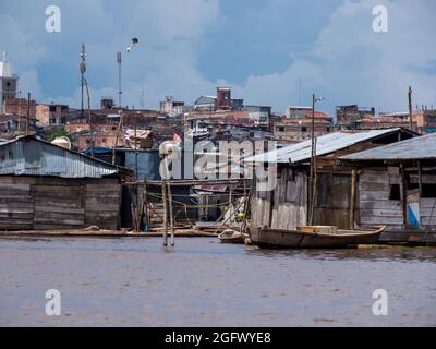 Belen, Perù- Dic 2019: Case sull'acqua nella pianura alluvionale del fiume Itaya, la parte più povera di Iquitos - Belén. Venezia dell'America Latina. Iquitos, così Foto Stock