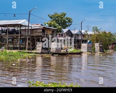 Belen, Perù- Dic 2019: Case sull'acqua nella pianura alluvionale del fiume Itaya, la parte più povera di Iquitos - Belén. Venezia dell'America Latina. Iquitos, così Foto Stock